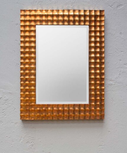 Espelho waffle de metal com pátina dourada