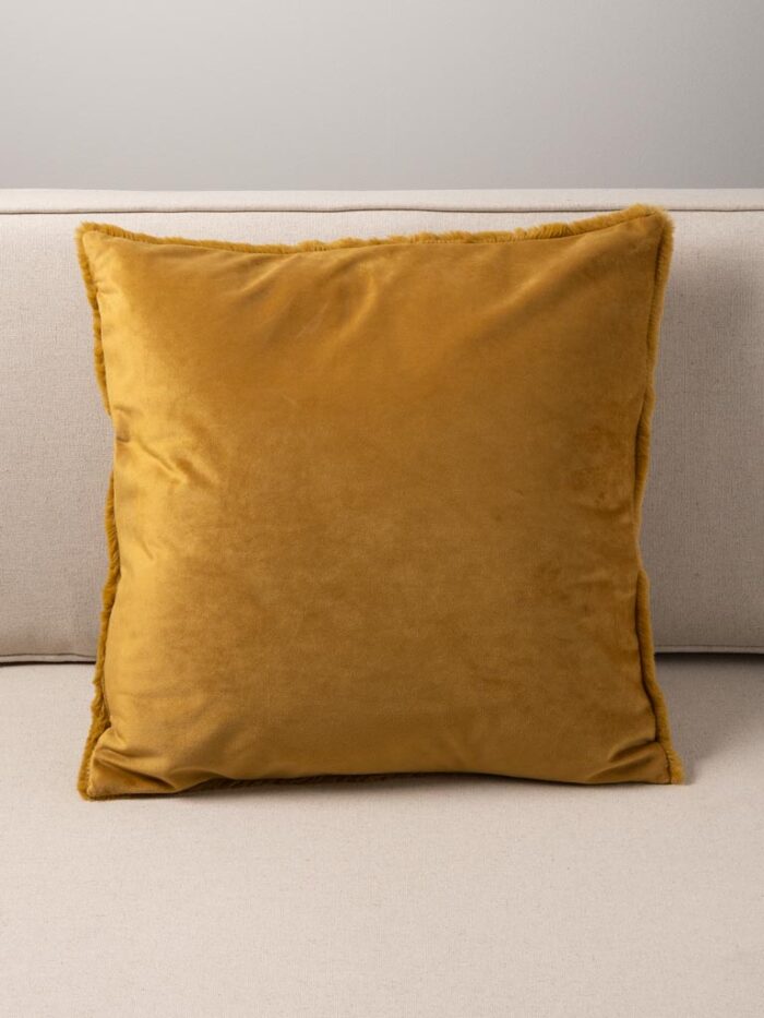 coussin-fausse-fourrure-ocre-chehoma-32269-01