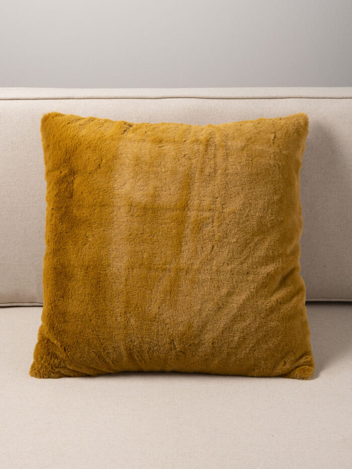 coussin-fausse-fourrure-ocre-chehoma-32269
