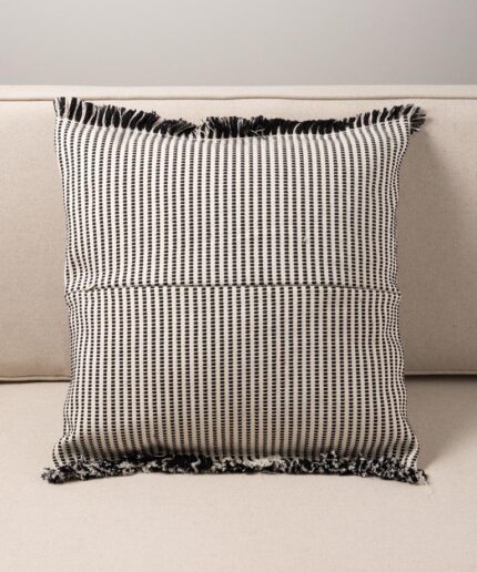 coussin-ligne-noir-et-blanc-petites-franges-chehoma-33074-01