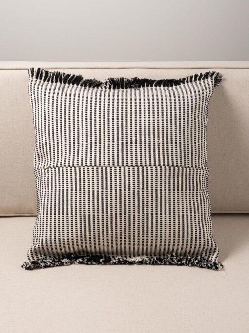 coussin-ligne-noir-et-blanc-petites-franges-chehoma-33074-01