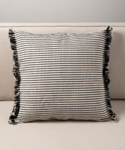 coussin-ligne-noir-et-blanc-petites-franges-chehoma-33074