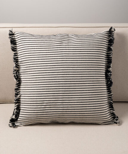 Cushion-Line-Black-and-White-Small-Fringes-Chehoma-33074