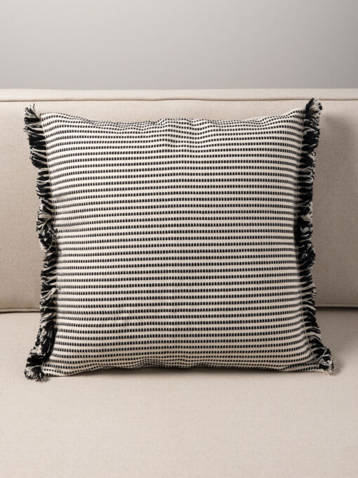 coussin-ligne-noir-et-blanc-petites-franges-chehoma-33074