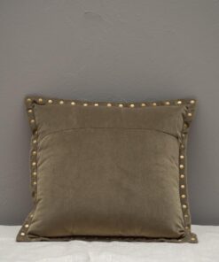 coussin-vert-et-clous-dores-chehoma-30111-01