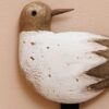 crochet-oiseau-blanc-bois-naturel-chehoma-37049-02.jpg