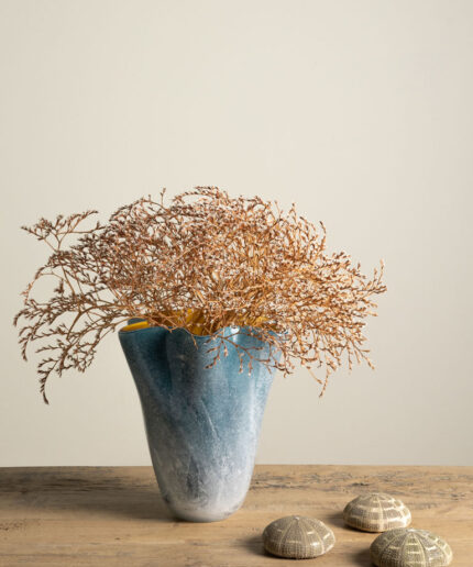 vase-en-verre-bleu-interieur-orange-chehoma-32713.jpg