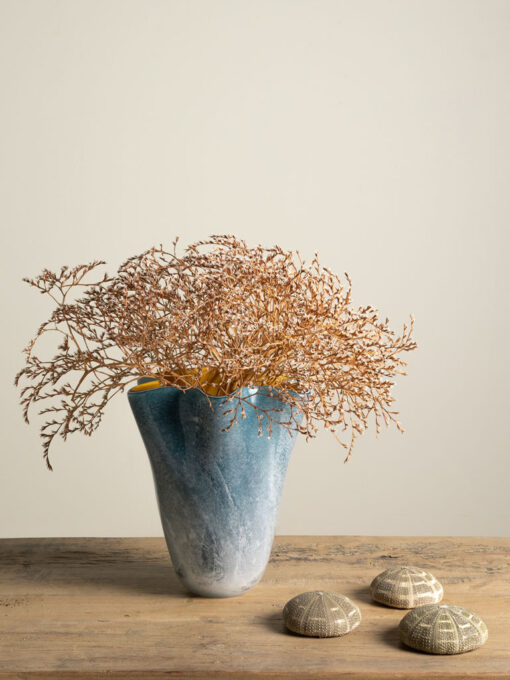 vase-en-verre-bleu-interieur-orange-chehoma-32713.jpg